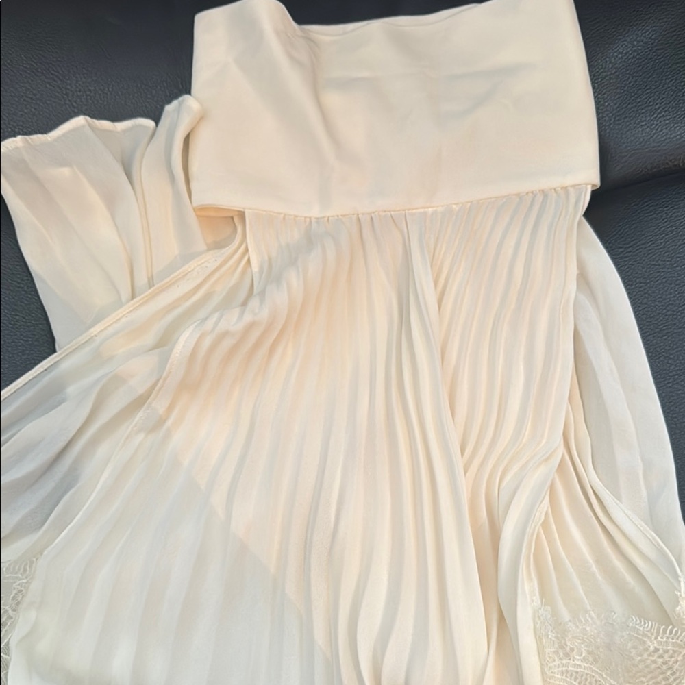 Elegant Cream Strapless sleeveless blouse with lace